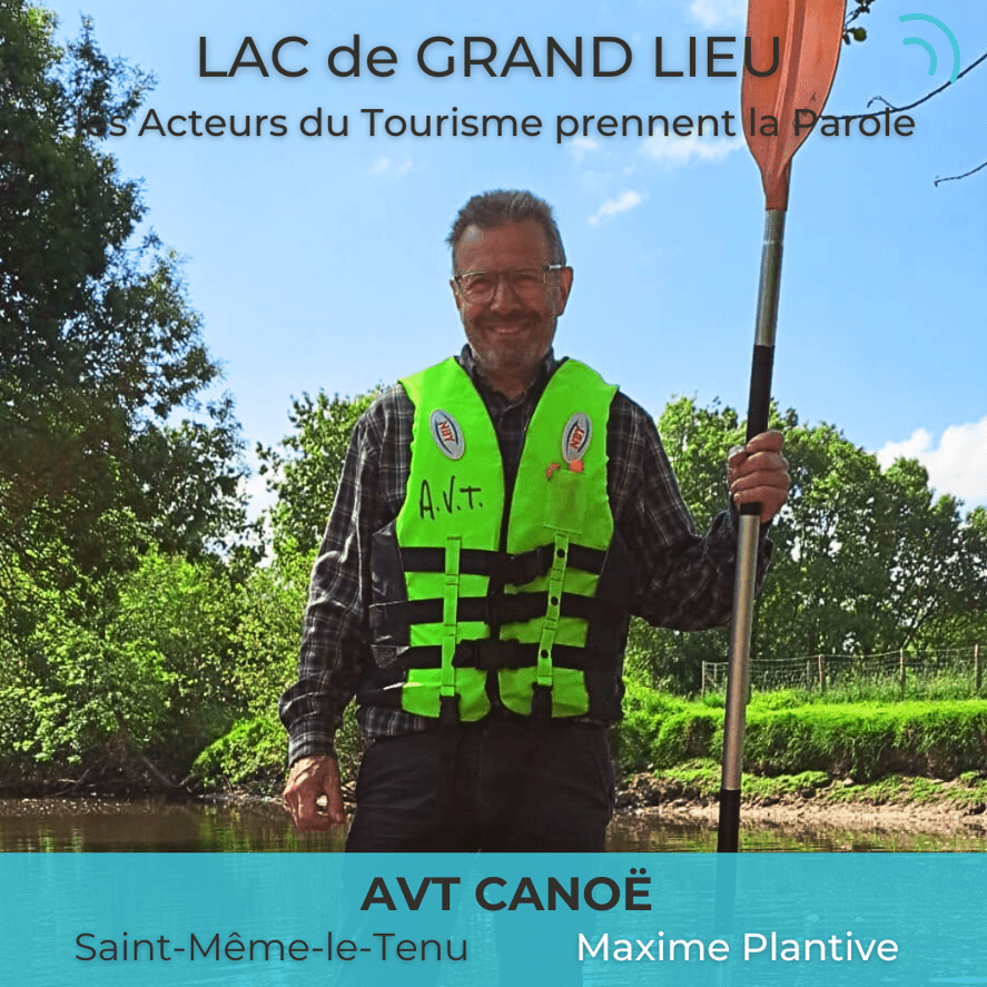 Maxime Plantive, président de l'AVT, pose une pagaie à la main
